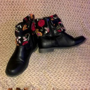 Ankle black boots with colorful embroidery